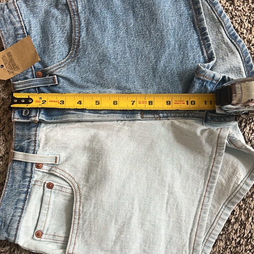 NWT Levi's 501 two tone denim shorts. Size 27 - Picture 6 of 8